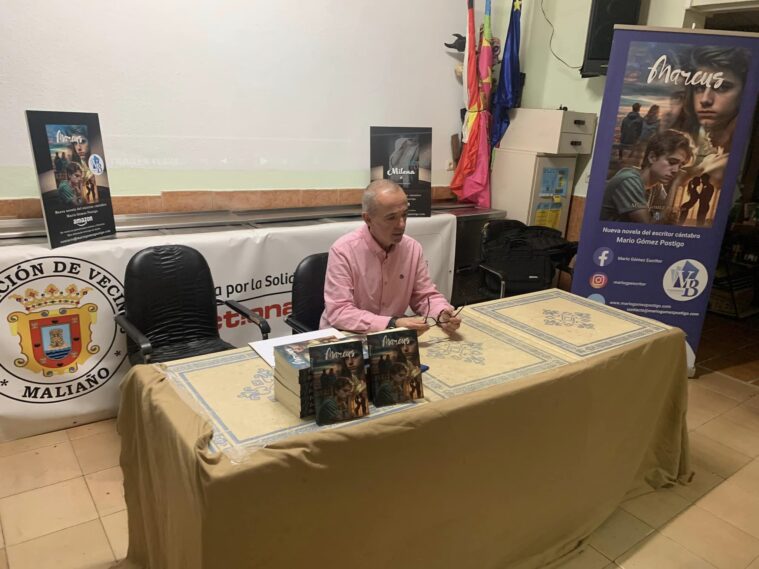 El escritor Mario Gómez visita la asociación vecinal
